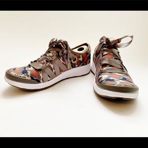 Bzees multicolored sneakers with ribbon laces